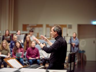 Chordirektor Gunter Berger bei der Probenarbeit, Foto: Markenfotografie