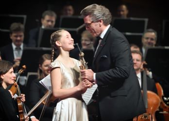Thomas Hampson überreicht Alma Deutscher ihre Auszeichnung, Foto: Europäisches Kulturforum, Johannes Zinner