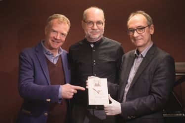 Johannes Honsig Erlenburg, Ulrich Leisinger und Armin Brintzing präsentieren die Neuerwerbungen, Foto: Mozartina Stiftung Mozarteum, Wolfgang Lienbacher