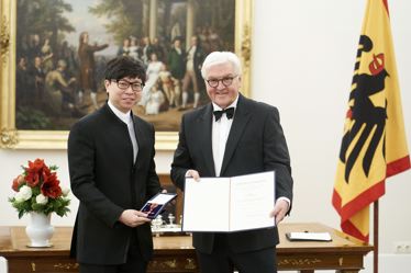 Kachun Wong und Bundespräsident Dr. Fank-Walter Steinmeier, Foto: Bundesregierung, Henning Schacht
