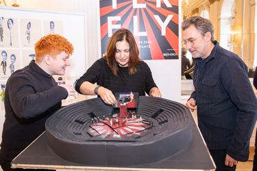 Das Leitungs-Team der Oper Madama Butterfly mit dem Bühnenbildmodell, Foto: P. Ziebarth