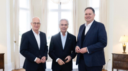 (v.l.n.r.) Dr. Peter Tschentscher, John Neumeier, Dr. Carsten Brosda, Foto: bkm-Hamburg