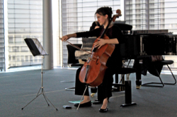 Amalia Rümmele erspielte sich ein Meistercello mit Bogen. Foto: Sinfonima-Stiftung