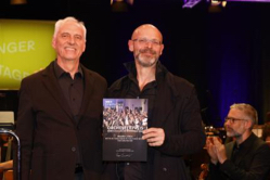 Benno Trautmann (links) überreicht Mauro Lanza den diesjährigen Orchesterpreis des SWR Symphonieorchesters. Foto: SWR / Ralf Bauer