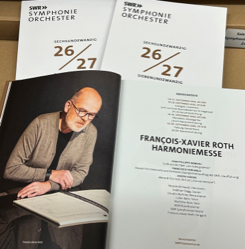 Blick in die Saisonbroschüre des SWR Symphonieorchesters, Foto: SWR