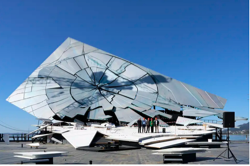 Der überimensionale Spiegel für die Inszenierung der Oper La traviata, Foto: Bregenzer Festspiele, Anja Koehler