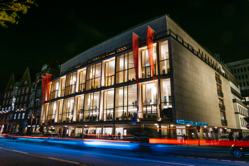 Die Staatsoper Hamburg bei Nacht. Foto: Niklas Marc Heinecke