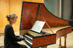 Eszter Szedmak am neuen Cembalo, Foto: Thomas Müller