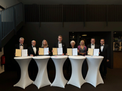 Kunstminister Markus Blume (Mitte) und Kulturstaatsministerin Claudia Roth bei der Vertragsunterzeichnung zur Sanierung des Festspielhauses Bayreuth, Foto: Axel Koenig, StMWK