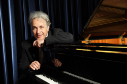 Prof. Hartmut Hudezeck am Flügel, Foto: HfMT Felix Mendelssohn Bartholdy Leipzig