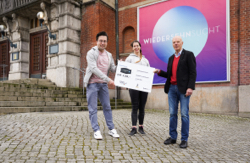 Scheckübergabe mit Benjamin Reiners, Bianca Dahlkemper und Dr. Falk Baus, Foto: Olaf Struck