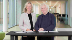 Sir Simon Rattle und BR-Intendantin Dr. Katja Wildermuth bei der Unterzeichnung des Vertrags. Foto: BR / Markus Konvalin