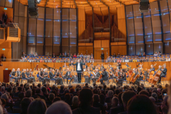 Stephan Frucht leitet das Kyiv Symphony Orchestra, Sandra Maischberger moderiert das Konzert., Foto: Ansgar van Treeck