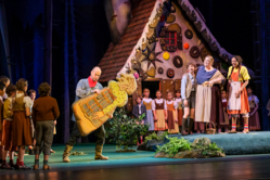 Szene aus Haensel und Gretel an der Staatsoper Hannover, Foto: Clemens Heidrich