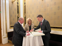 Übergabe des neuesten Bandes der kritischen Alban Berg-Gesamtausgabe an Bodgan Roscic, Foto: Alban Berg Stiftung