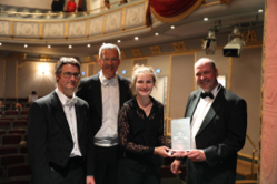 Überreichung der Ehrenkünstler-Stele an den Orchestervorstand der Nürnberger Symphoniker durch GMD Florian Merz, Foto: Bad Elster, Robert Reissner