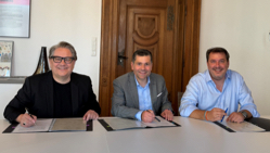 Vertragsunterzeichnung mit Andre Bücker und Domonkos Heja am Staatstheater Augsburg. Foto: Stadt Augsburg