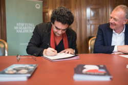Vertragsunterzeichnung von Rolando Villazón (mitte) und Rainer Heneis, Geschäftsführer der Inter. Stiftung Mozarteum, Foto: Wolfgang Lienbacher