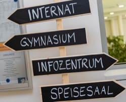 Wegweiser am Tag der offenen Tür der Regensburger Domspatzen, Foto: Michael Vogl