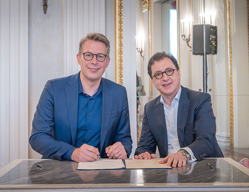 (v.l.n.r.) Kunstminister Markus Blume und Intendant Serge Dorny bei der Vertragsunterzeichnung, Foto: Bayer. Staatsoper
