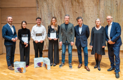 (v.l.n.r.) René Esterbauer (Brucknerhaus), die Preisträger und Juroren und Gregor Wilmes (C.Bechstein), Foto: Foto: C. Bechstein